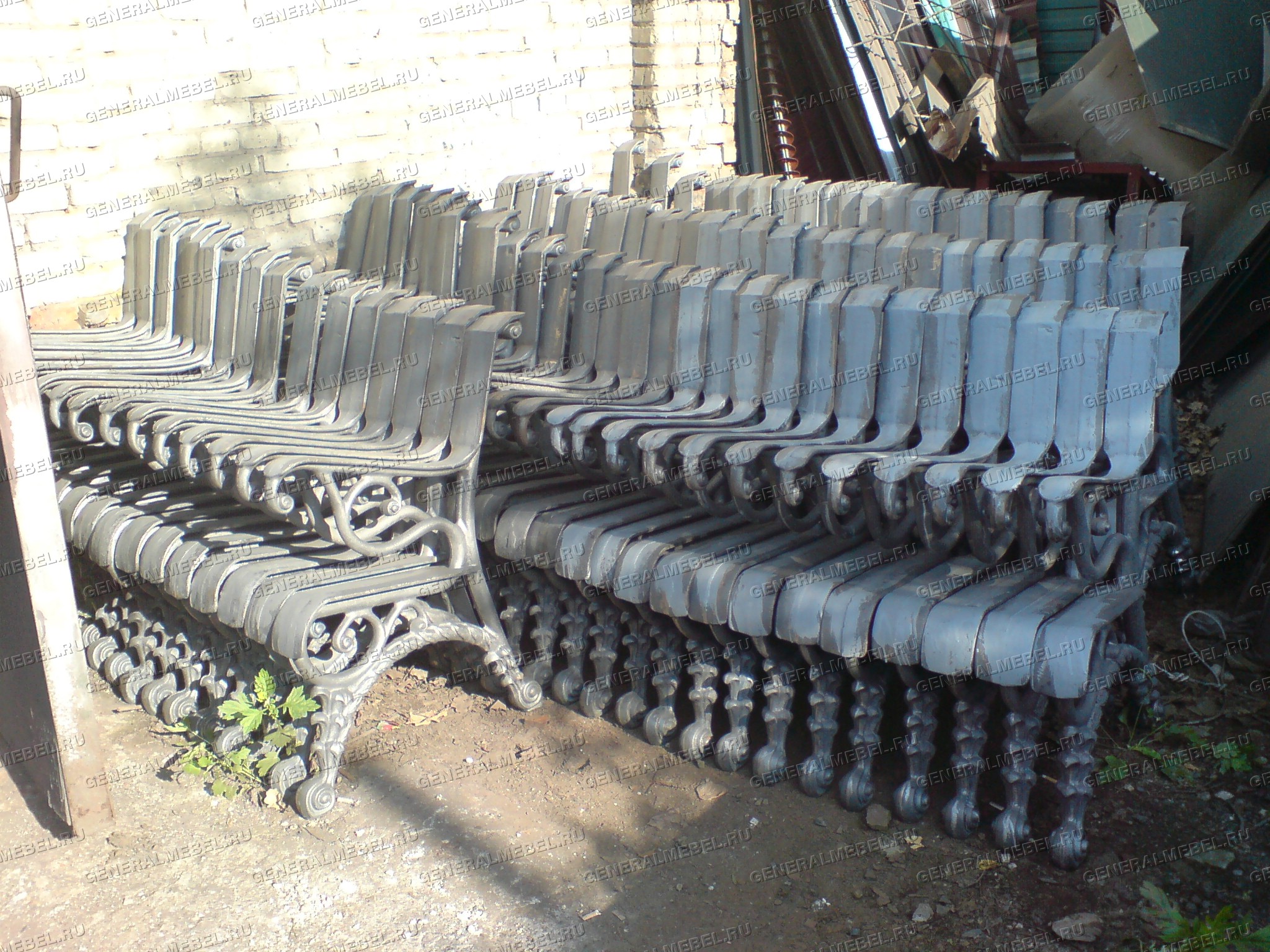 chugunnaia lavka скамейка садовая купить на заводе, фото боковин чугунных скамеек, литые лавки на дачу