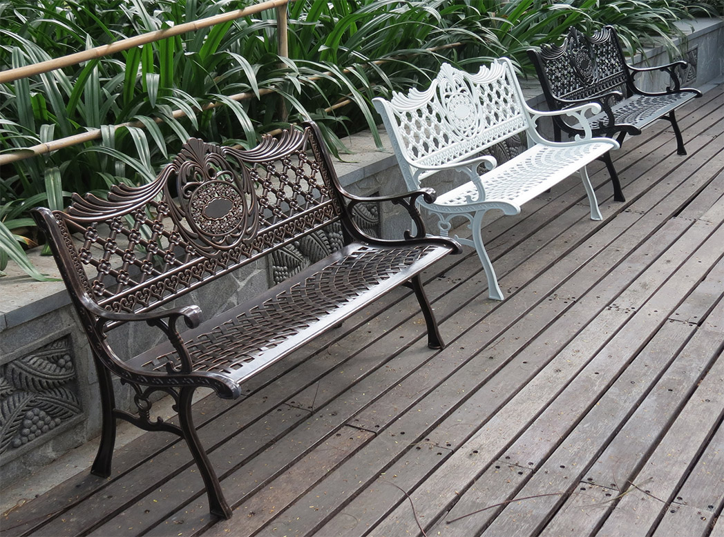 Садовая скамейка с литыми боковинами, лавочка во двор, чугунные и кованые скамейки для сада и дачи, уличная мебель из металла для кафе и ресторанов, чугунная мебель