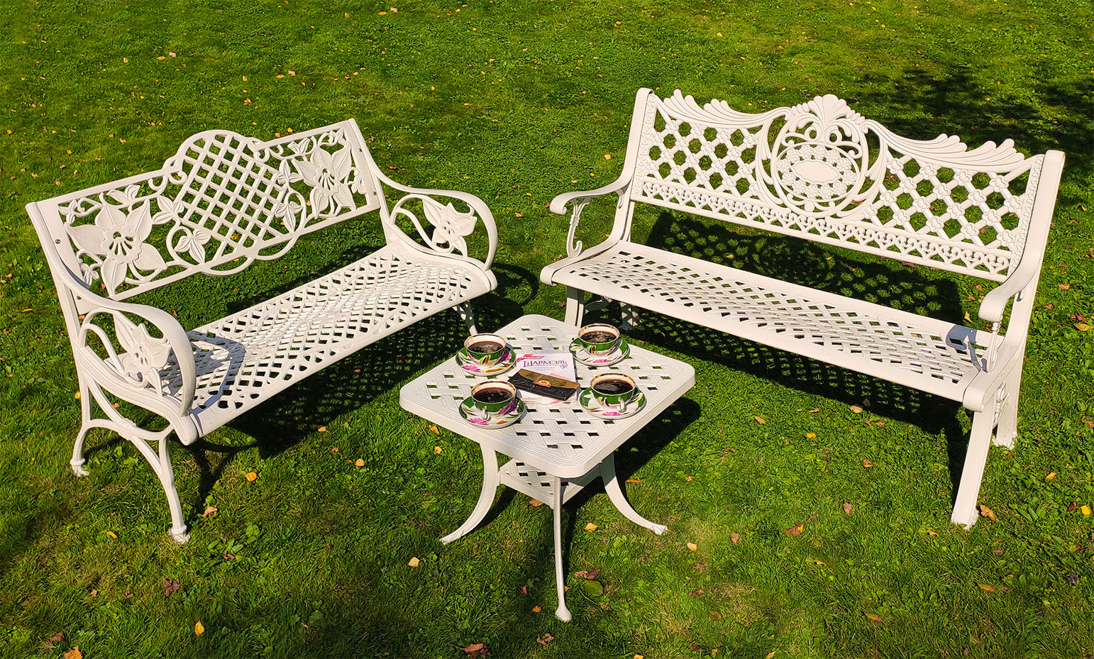 Садовый журнальный столик со скамейкой, белая лавочка для сада и дачи, стол из металла кофейный, мебель для летних веранд кафе, кованый журнальный стол, чугунная скамейка из литого алюминия