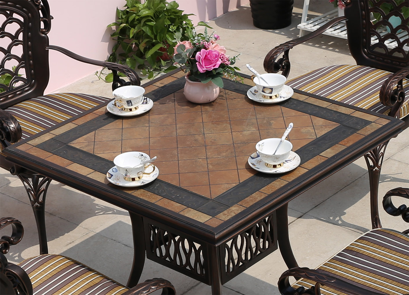 Садовый стол с керамической столешницей, стол с мозаикой из плитки для дачи, литая металлическая мебель для сада от производителя, стол садовый кованый квадратный, мебель для летних кафе, чугунный стол с камнем