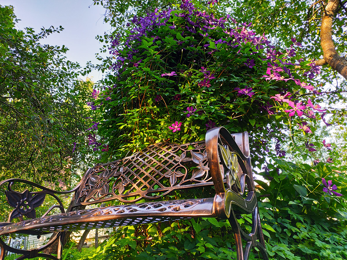 Садовая скамья из литого алюминия, парковая скамейка литая, лавочка клематис металлическая, кованая скамейка для дачи