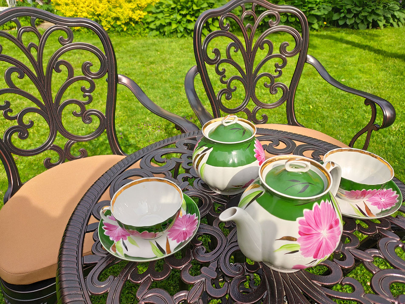 Чайный комплект литой мебели для сада в беседку, уличные столы и стулья для пансионатов и летних кафе бистро, Комплект кованой мебели на дачу на крыльцо.