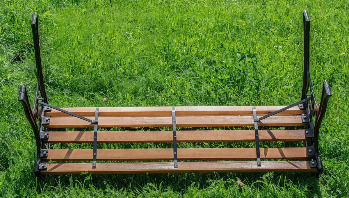 Чугунная скамейка своими руками. Сборка лавки на газоне, фото литая скамейка из чугуна