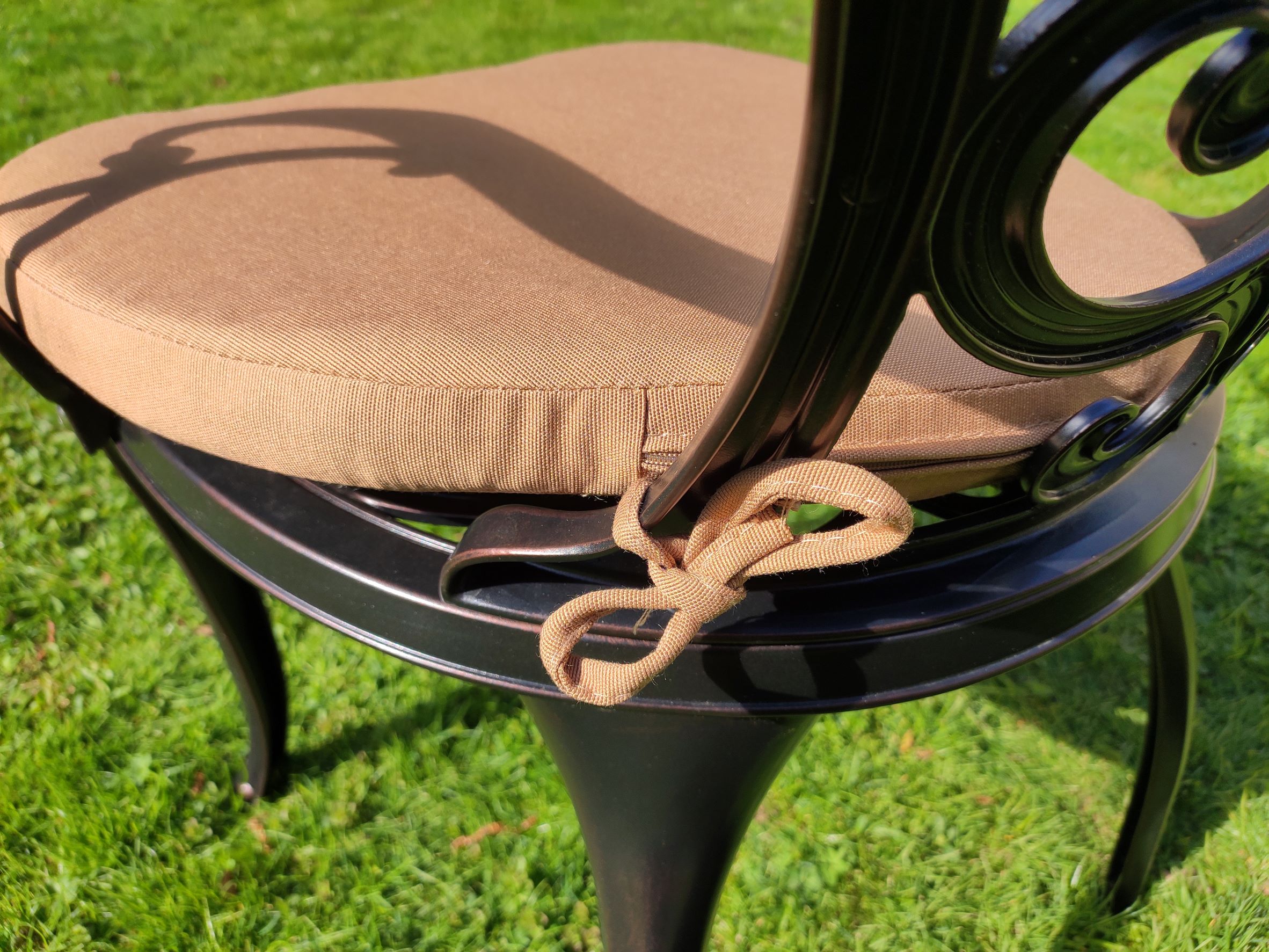 Подушка на металлическое садовое кресло, уличная мебель из литого алюминия и чугуна, пошив подушек и чехлов для садовой мебели