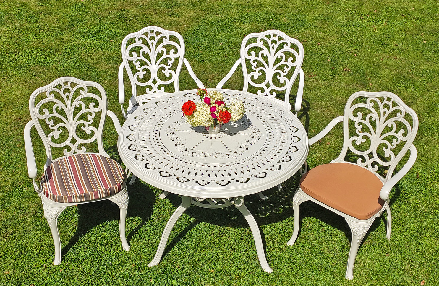 Чайный комплект металлической садовой мебели белого цвета, круглый стол для сада и кафе, мебель для дачи белого цвета, столы и стулья для летних кафе и пансионатов, ажурная садовая мебль из литого алюминия, чугунные столы и стулья для улицы