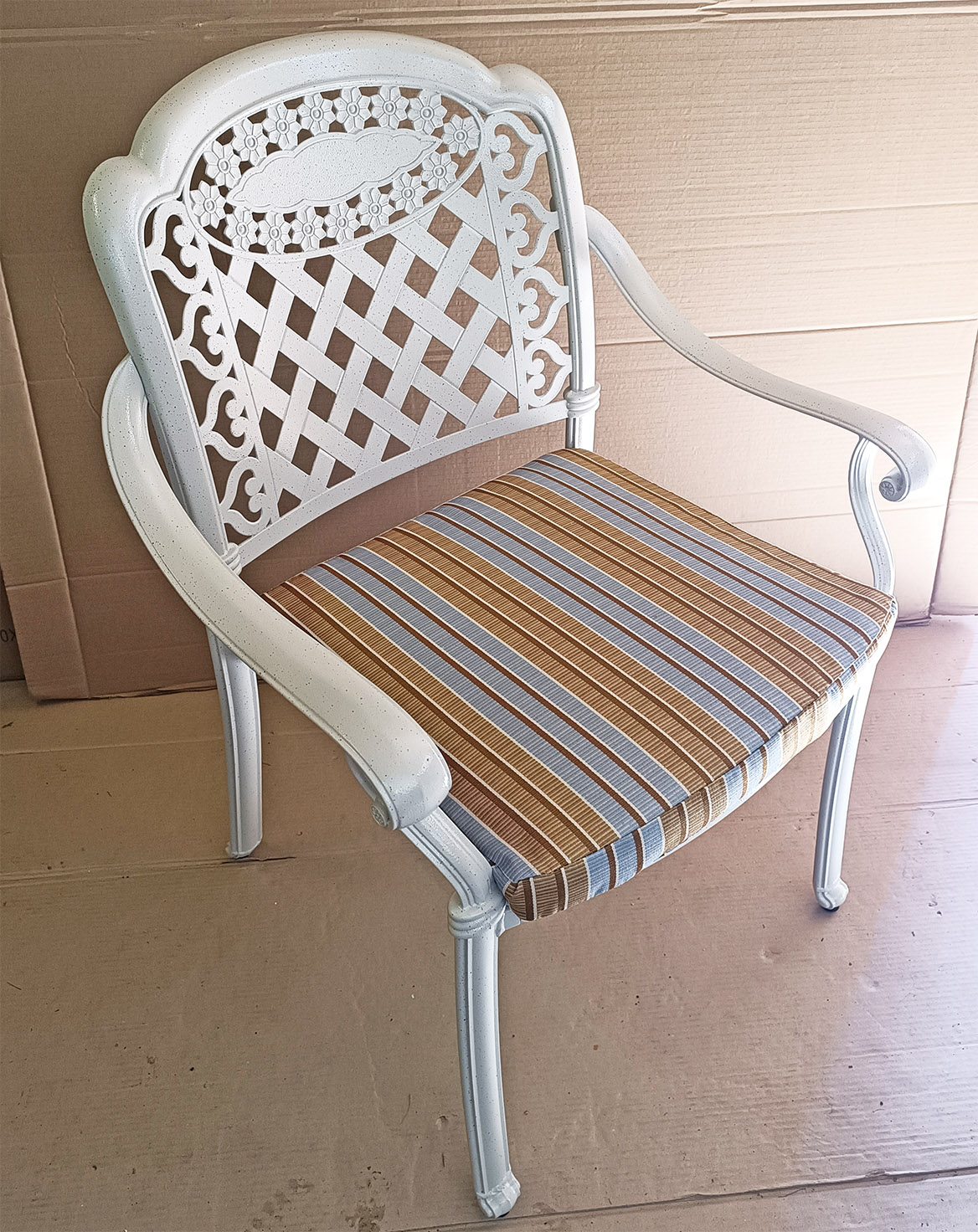 Ажурное кресло из металла для сада и дачи, металлическая белая мебель со склада в москве, уличные кресла для сезонных веранд кафе